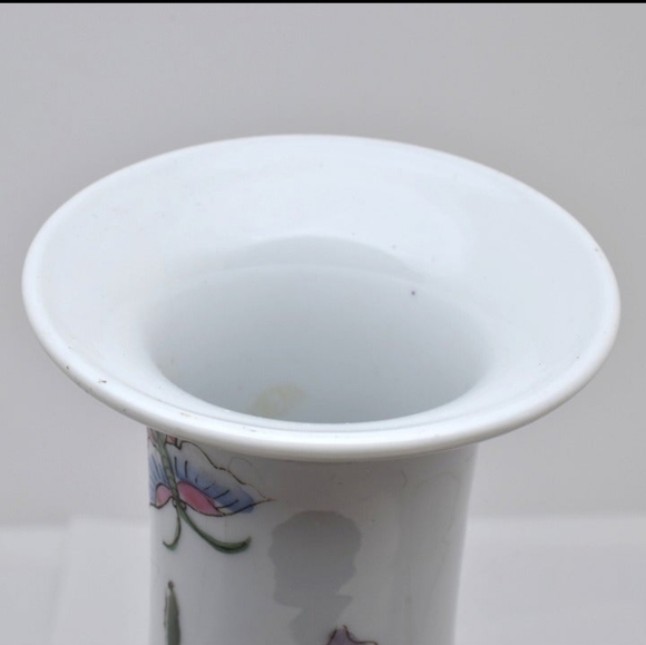 Vintage Chinese Macau Porcelain Vase, Flowers and Butterfly, 8" - Picture 6 of 7